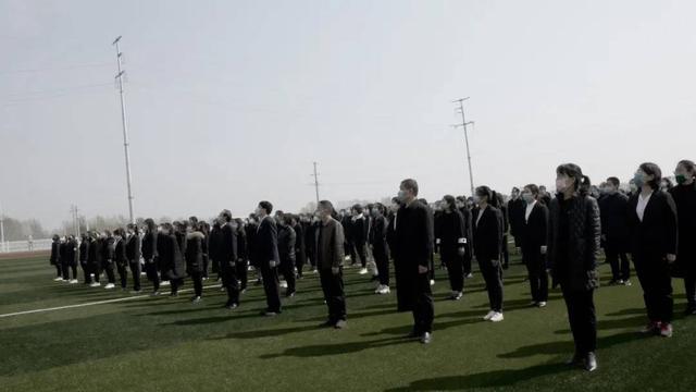 南陽一完學(xué)校志哀活動(dòng)：高中部的校長講話火了