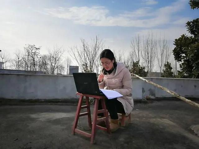 南陽一完初中部女老師，在村子里找方法上網(wǎng)課